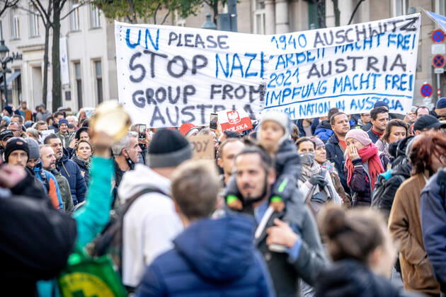 Demonstration gegen Coronamaßnahmen in Wien Am 20.11.2021 fand in Wien eine Corona-Demonstration gegen die in Österreich beschlossenen Corona Maßnahmen wie der Impfpflicht ab nächstem Jahr oder dem Lockdown für alle statt. An der Demo nahmen mehrere Zehntausende u.a. Querdenker*innen, Coronaleugner*innen, Impfskeptiker*innen und Gegner*inne, Verschwörungsideolog*innen und Nazis teil. * On November 20, 2021 ten thousands protested in Vienna, Austria against the new covid measures in Austria such as a Lockdown for everyone and a mandatory vaccination for everyone. The participants were lateral thinkers, covid deniers, anti-vaxx activists, conspiracy ideologists and neo-nazis Wien Österreich Copyright: xAaronxKarasekx