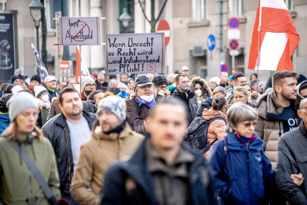 Demonstration gegen Coronamaßnahmen in Wien Am 20.11.2021 fand in Wien eine Corona-Demonstration gegen die in Österreich beschlossenen Corona Maßnahmen wie der Impfpflicht ab nächstem Jahr oder dem Lockdown für alle statt. An der Demo nahmen mehrere Zehntausende u.a. Querdenker*innen, Coronaleugner*innen, Impfskeptiker*innen und Gegner*inne, Verschwörungsideolog*innen und Nazis teil. * On November 20, 2021 ten thousands protested in Vienna, Austria against the new covid measures in Austria such as a Lockdown for everyone and a mandatory vaccination for everyone. The participants were lateral thinkers, covid deniers, anti-vaxx activists, conspiracy ideologists and neo-nazis Wien Österreich Copyright: xAaronxKarasekx