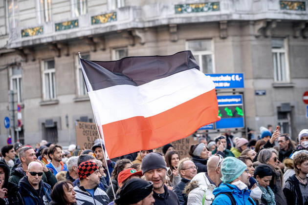 Demonstration gegen Coronamaßnahmen in Wien Am 20.11.2021 fand in Wien eine Corona-Demonstration gegen die in Österreich beschlossenen Corona Maßnahmen wie der Impfpflicht ab nächstem Jahr oder dem Lockdown für alle statt. An der Demo nahmen mehrere Zehntausende u.a. Querdenker*innen, Coronaleugner*innen, Impfskeptiker*innen und Gegner*inne, Verschwörungsideolog*innen und Nazis teil. * On November 20, 2021 ten thousands protested in Vienna, Austria against the new covid measures in Austria such as a Lockdown for everyone and a mandatory vaccination for everyone. The participants were lateral thinkers, covid deniers, anti-vaxx activists, conspiracy ideologists and neo-nazis Wien Österreich Copyright: xAaronxKarasekx
