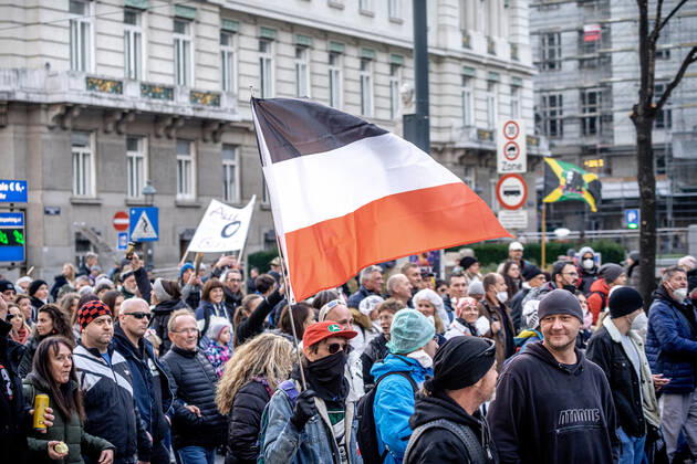 Demonstration gegen Coronamaßnahmen in Wien Am 20.11.2021 fand in Wien eine Corona-Demonstration gegen die in Österreich beschlossenen Corona Maßnahmen wie der Impfpflicht ab nächstem Jahr oder dem Lockdown für alle statt. An der Demo nahmen mehrere Zehntausende u.a. Querdenker*innen, Coronaleugner*innen, Impfskeptiker*innen und Gegner*inne, Verschwörungsideolog*innen und Nazis teil. * On November 20, 2021 ten thousands protested in Vienna, Austria against the new covid measures in Austria such as a Lockdown for everyone and a mandatory vaccination for everyone. The participants were lateral thinkers, covid deniers, anti-vaxx activists, conspiracy ideologists and neo-nazis Wien Österreich Copyright: xAaronxKarasekx