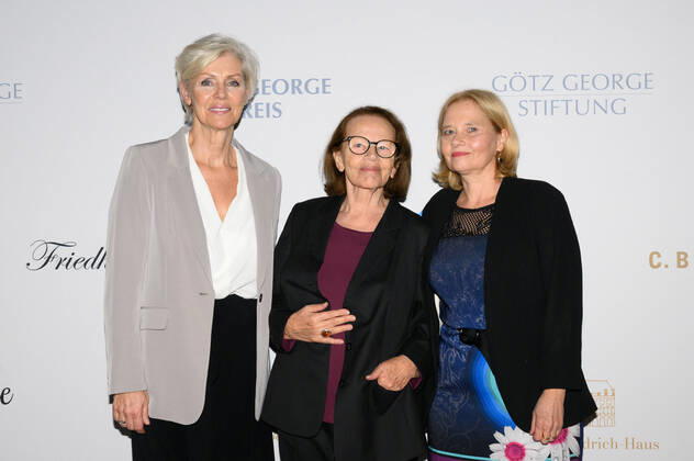 Bilder des Jahres 2021, Entertainment 11 November Entertainment Themen der Woche KW46 Entertainment Bilder des Tages Berlin GER, Berlin, 21.11.21, Goetz George Preis 4 - Red Carpet v.l. Marika George, Gudrun Ritter - Preistraegerin, Franziska Ritter, Goetz George Preis 4 - Red Carpet, Kaiserin-Friedrich-Haus, 21.11.21, Copyright: xUwexKoch Eibner-Pressefotox EP_UKH