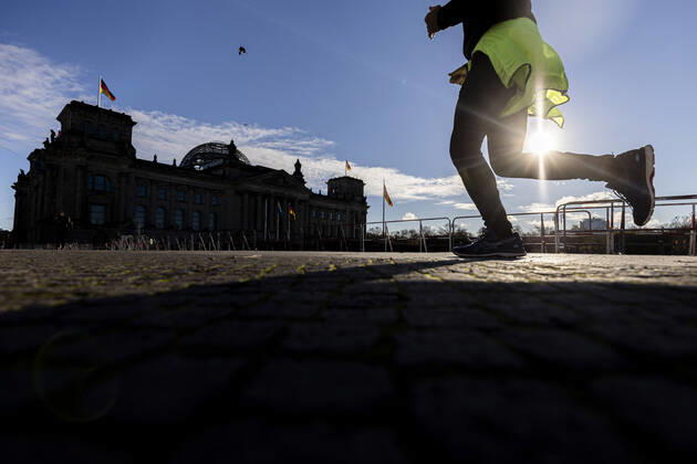 IMAGO Creative: 2022 Sport Favoriten IMAGO Creative: Stadtlandschaften - Straßen von Berlin Der Schattenriss von einem Jogger zeichnet sich ab vor dem Reichstag in Berlin, 22.11.2021. Berlin Deutschland