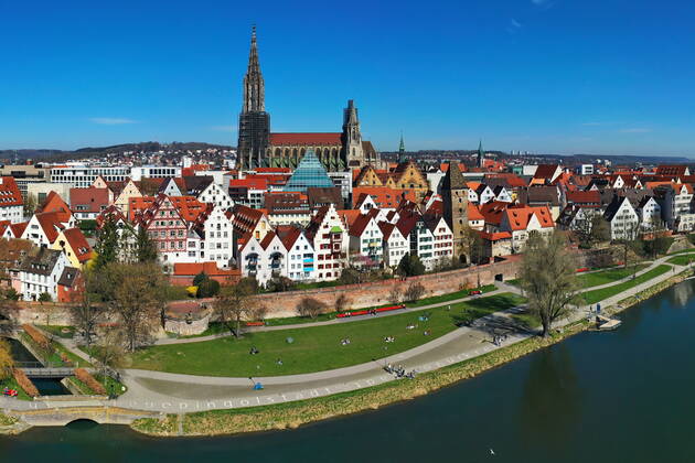 Luftbild vom Ulmer Münster bei schönem Wetter