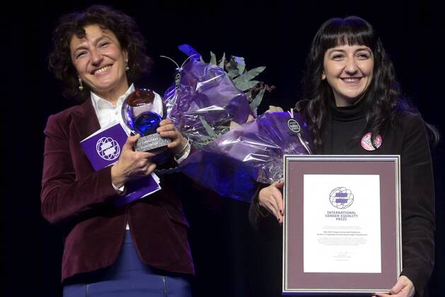 Bilder des Jahres 2021, Entertainment 11 November Entertainment Themen der Woche KW47 Entertainment Bilder des Tages Gulsum Önal (left) and Fidan Ataselim of the We Will Stop Femicide Platform receiving the prize during the International Gender Equality Prize ceremony at the Tampere Hall in Tampere, Finland, on November 22, 2021. The prize is awarded to a person or organisation that has advanced gender equality in a globally significant way. Tampere Finland  Copyright: xVesaxMoilanenx LKFTJK20211122164458QRAP