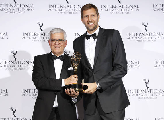 Bilder des Jahres 2021, Entertainment 11 November Entertainment Themen der Woche KW47 Entertainment Bilder des Tages Dirk Nowitzki stands with German journalist Thomas Bellut who poses with the Directorate award at the 49th International Emmy Awards at Casa Cipriani in New York City on Monday, November 22, 2021.  NYP20211122169 JOHNxANGELILLO
