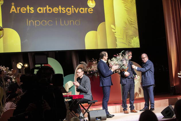Prins Daniel of Sweden handed out the prize at the Visa Vägen Show the way Gala which is a prize for companies who employs people with disabilities Winner Henrik Nyberg of Inpac and moderator Jan Scherman at the Vasa Theatre in Stockholm, Sweden 22 November 2021 Stockholm Sweden x2495x,  Copyright: xOlaxAxman TTx PRINCE DANIEL
