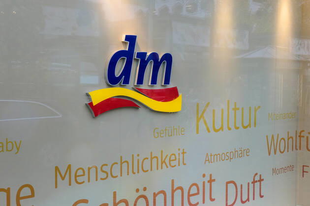 Düsseldorf 23.11.2021 DM Drogeriemarkt Drogerie Discounter Logo Düsseldorf Nordrhein-Westfalen Deutschland
