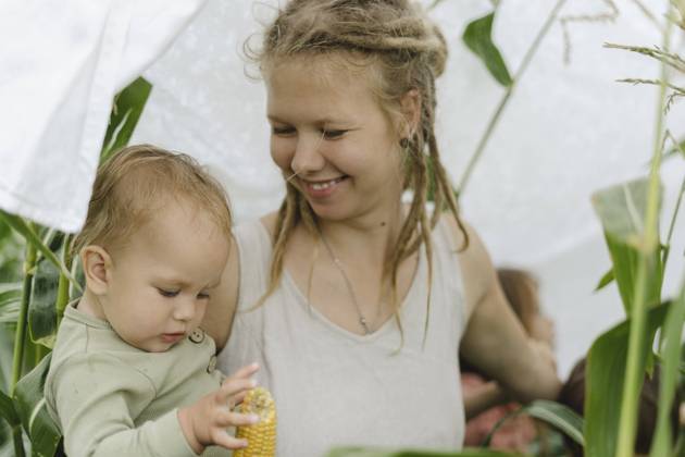 IMAGO Creative: Veganuary, fleischlos leben IMAGO Creative: Landleben - Essen Smiling mother looking at toddler girl in corn field model released, SEAF00054