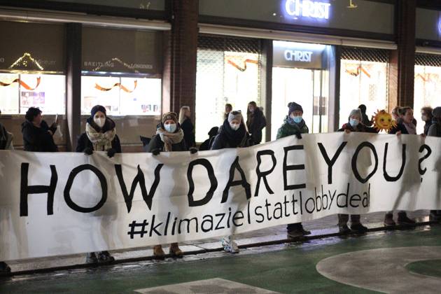 News Themen der Woche KW47 News Bilder des Tages Demonstration von Fridays for Future Hamburg in der Mönckenbergstraße in Sichtweite des Hamburger Rathauses, in dem am Abend über den Doppelhaushalt 2023 2024 der Hansestadt Hamburg beraten wurde. Die Klimaaktivisten wollten mit ihrer Kundgebung darauf aufmerksam machen, dass mindestens zwei Milliarden Euro für den Klimaplan benötigt werden, der Senat davon aber weit entfernt sei. Mit der Kundgebung, die ausnahmsweise nicht an einem Freitag, sondern an einem Dienstag stattfand, wollten sie auf diesen Umstand noch einmal nachhaltig aufmerksam machen. Es fanden sich rund 150 Demonstranten ein. Innenstadt Hamburg