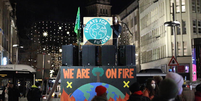 News Themen der Woche KW47 News Bilder des Tages Demonstration von Fridays for Future Hamburg in der Mönckenbergstraße in Sichtweite des Hamburger Rathauses, in dem am Abend über den Doppelhaushalt 2023 2024 der Hansestadt Hamburg beraten wurde. Die Klimaaktivisten wollten mit ihrer Kundgebung darauf aufmerksam machen, dass mindestens zwei Milliarden Euro für den Klimaplan benötigt werden, der Senat davon aber weit entfernt sei. Mit der Kundgebung, die ausnahmsweise nicht an einem Freitag, sondern an einem Dienstag stattfand, wollten sie auf diesen Umstand noch einmal nachhaltig aufmerksam machen. Es fanden sich rund 150 Demonstranten ein. Innenstadt Hamburg