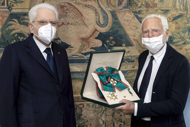 Bilder des Jahres 2021, Entertainment 11 November Entertainment Themen der Woche KW47 November 26, 2021, ROMA: A handout photo made available by Quirinale Palace Press Office shows Italian president Sergio Mattarella (L) and Italian fashion designer Giorgio Armani, on the occasion of the awarding of the title of Knight of the Grand Cross of the Order of Merit of the Italian Republic, Rome, November 26, 2021. ANSA PAOLO GIANDOTTI - QUIRINALE PRESS OFFICE ++HO - NO SALES EDITORIAL USE ONLY+ ROMA - ZUMAa110 20211126_zaf_a110_032 Copyright: xPaoloxGiandottix