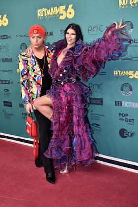Julian F. M. Stoeckel und Micaela Schäfer bei der Ku Damm 56 - Das Musical Premiere im Stage Theater des Westens am 28.11.2021 in Berlin Ku Damm 56 - Das Musical Premiere in Berlin
