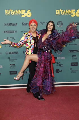 Julian F.M. Stoeckel und Micaela Schäfer bei der Premiere des Musicals Ku damm 56 - Das Musical im Stage Theater des Westens. Berlin, 28.11.2021