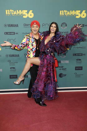 Julian F.M. Stoeckel und Micaela Schäfer bei der Premiere des Musicals Ku damm 56 - Das Musical im Stage Theater des Westens. Berlin, 28.11.2021
