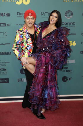 Julian F.M. Stoeckel und Micaela Schäfer bei der Premiere des Musicals Ku damm 56 - Das Musical im Stage Theater des Westens. Berlin, 28.11.2021