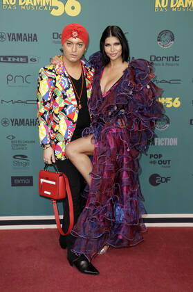 Julian F.M. Stoeckel und Micaela Schäfer bei der Premiere des Musicals Ku damm 56 - Das Musical im Stage Theater des Westens. Berlin, 28.11.2021