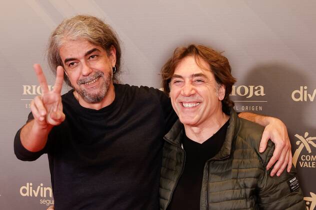 Spanish film maker Fernando Leon de Aranoa (L) embraces actor Javier Bardem (R) after announced the nominate films of Goya Awards 2021 during an act held in Madrid, Spain on 29 November 2021. The film The good boss by Fernando Leon de Aranoa has received 20 nominations. Goya Awards 2021 nominations !ACHTUNG: NUR REDAKTIONELLE NUTZUNG!  Copyright: xEmilioxNaranjox GRAF4534 20211129-05d89317a156cf88cf7e53fe6b1f18ee439c0b04
