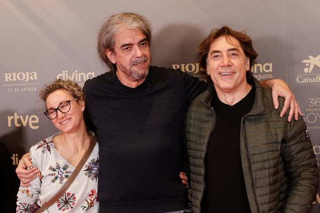 Spanish film maker Fernando Leon de Aranoa (C) embraces actor Javier Bardem (R) after announced the nominate films of Goya Awards 2021 during an act held in Madrid, Spain on 29 November 2021. The film The good boss by Fernando Leon de Aranoa has received 20 nominations. Goya Awards 2021 nominations !ACHTUNG: NUR REDAKTIONELLE NUTZUNG!  Copyright: xEmilioxNaranjox GRAF4529 20211129-c661c84ab73ec489653b8e0c72cc0620ded2bfc0