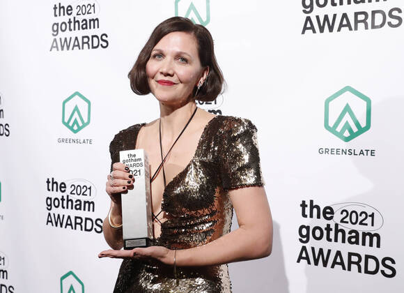 Bilder des Jahres 2021, Entertainment 11 November Entertainment Bilder des Tages Maggie Gyllenhaal arrives in the press room with her Gotham Award at the 2021 Gotham Awards presented by The Gotham Film & Media Institute at Cipriani Wall Street in New York City on Monday, November 29, 2021.  NYP20211129191 JOHNxANGELILLO