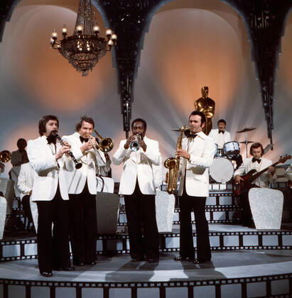 Max Greger Max Greger, deutscher Saxophonist, Big-Band-Leader und Jazz-Musiker, mit seinem Orchester in seiner Show Musik! Musik! Musik! , Deutschland 1976. German saxophinist, Big Band Leader and jazz musician Max Greger and his orchestra in his TV show Musik! Musik! Musik! , Germany 1976., Deutschland Copyright: ArthurxGrimm UnitedArchives82007015 EDITORIAL USE ONLY