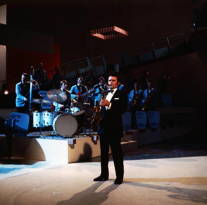 Max Greger Max Greger, deutscher Saxophonist, Big-Band-Leader und Jazz-Musiker, in der Show Ein ganzes Jahr Musik , Deutschland 1973. German saxophinist, Big Band Leader and jazz musician Max Greger in the TV show Ein ganzes Jahr Musik , Germany 1973., Deutschland Copyright: ArthurxGrimm UnitedArchives82007017 EDITORIAL USE ONLY