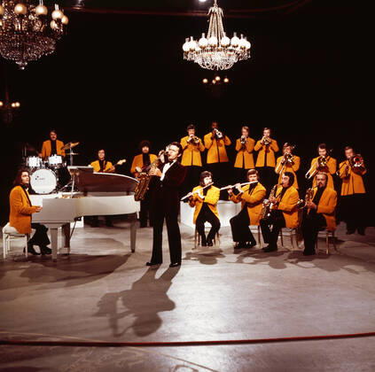 Max Greger Max Greger, deutscher Saxophonist, Big-Band-Leader und Jazz-Musiker, mit seinem Orchester bei einem Fernsehauftritt, Deutschland um 1980. German saxophinist, Big Band Leader and jazz musician Max Greger performing in a German TV show, Germany around 1980., Deutschland Copyright: ArthurxGrimm UnitedArchives82007028 EDITORIAL USE ONLY