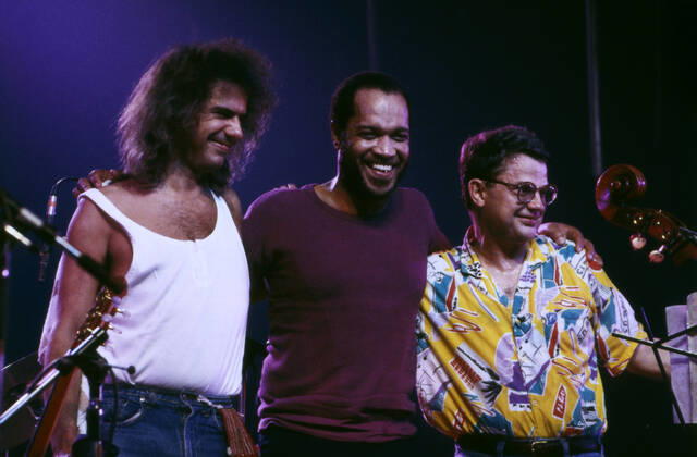PAT METHENY, BILLY HIGGINS, CHARLIE HADEN Jazzmusiker Pat Metheny, amerikanischer Gitarrist mit den Gastmusikern, Billy Higgins, Schlagzeuger und Charlie Haden, Kontrabassist, bei einem Konzert, 1984. The American Jazz musicians Pat Metheny, guitarist with Billy Higgins, drummer and Charlie Haden, double bass player, performance, 1984., Deutschland Copyright: kpa UnitedArchives55022613 EDITORIAL USE ONLY