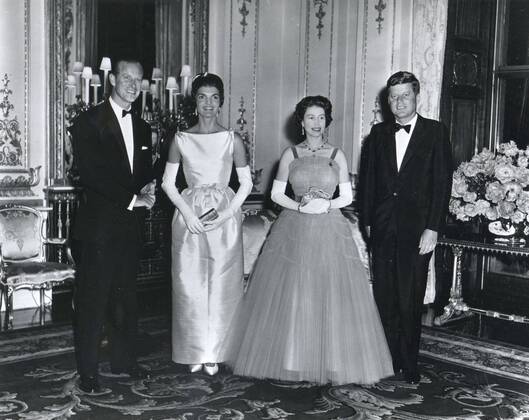 1961, London - President and Mrs. Kennedy pose with Queen Elizabeth and Prince Philip before the Queen s dinner honoring the Kennedys at Buckingham Palace during the President s 1961 visit, London, England, 1961. (Photo by GG Vintage Images) NARA 1063_05_Kennedys with Queen & Prince Philip