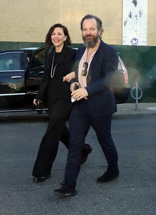NEW YORK, NY - December 04: Maggie Gyllenhaal, Peter Sarsgaard, at 2021 Deadline Contenders Film New York at the Museum of the Moving Image in Queens, New York City on December 04, 2021. Copyright: xRWx