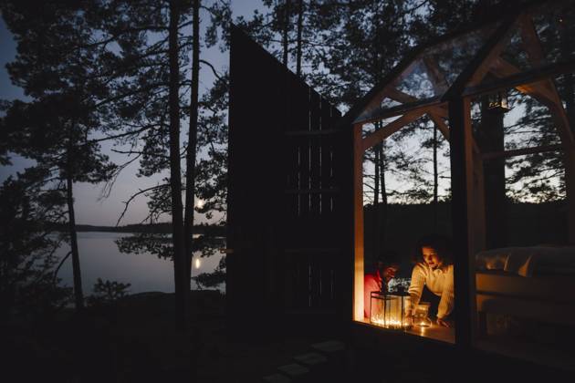 IMAGO Creative, Jahreszeit Sommer, Sommerferien Couple looking at candles in cottage Sweden, Dalsland, model released, property released Copyright: xMaskotx , MA90281