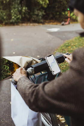 IMAGO Creative: Jahreszeit Frühling, Picknick IMAGO Creative: Landleben - Alfresco, Draußen Cropped image of senior woman cycling electric bicycle on street Sweden, Stockholm, model released Copyright: xMaskotx , MA90962
