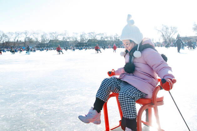 IMAGO Creative: Alternativer Wintersport Happy little girl playing in skating rink China, 13 01 2020, model released, Copyright: xViewxStockx, Ref:cpmh-189259f07w.jpg, Child,Girls,Ice-Skating,Childhood,Cute,Sitting,Snow Vehicle,Ice,Togetherness,Playful,Enjoyment,Cold,Lake,Frozen,East,china,Happiness,Cheerful,Outdoors,Humor,Oriental Ethnicity,Children Only,People,Day,One Person,Warm Clothing,Chinese Ethnicity,Asia,Photography,Color Image,Horizontal,Cityscape,City,Beijing,Shicha Lake,Winter,Looking Away,4-5 Years,Ice Rink,Winter Olympic Games,Winter Sport,Old Beijing,Tradition Copyright: xViewxStockx