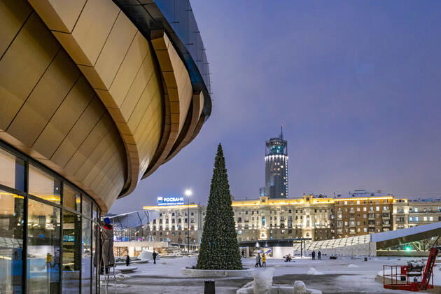 Russia, Moscow. A landscape park by the Paveletskaya Plaza Shopping Mall. KonstantinxKokoshkin