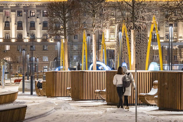 Russia, Moscow. A landscape park by the Paveletskaya Plaza Shopping Mall. KonstantinxKokoshkin