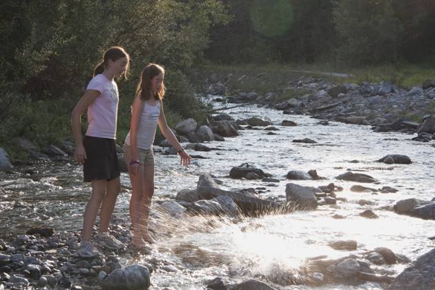 IMAGO Creative, Jahreszeit Sommer, Sommerferien Kananaskis Country, Alberta, Canada; Two Girls Throwing Rocks Into The River Copyright: MichaelxInterisano 1867966