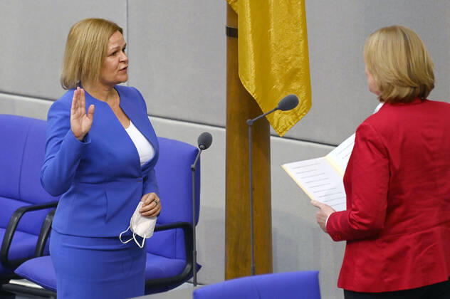 Nancy Faeser, Bundesministerin für Inneres und Heimat, und Bärbel Bas bei der Eidesleistung in der 5. Sitzung des Deutschen Bundestages im Reichstagsgebäude. Berlin, 07.12.2021