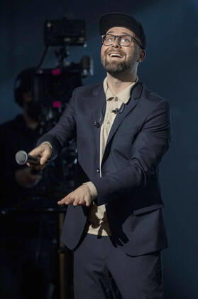 Mark Forster bei der Aufzeichnung der TV-Show MDR Sputnik präsentiert: Friends of Mark Forster im Carl-Maria-von-Weber-Theater. Bernburg, 07.12.2021