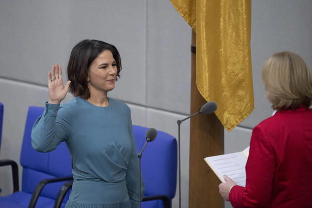 Annalena BAERBOCK (Buendnis 90 die Gruenen, Bündnis 90 die Grünen), Bundesaussenministerin, Auswaertiges Amt, leistet den Amtseid vor Baerbel BAS, Bärbel, Bundestagspraesidentin, 5. Plenarsitzung des Deutschen Bundestages mit der Wahl und Vereidigung des Bundeskanzlers und der Bundesminister und Bundesministerinnen, Deutscher Bundestag in Berlin, Deutschland am 08.12.2021