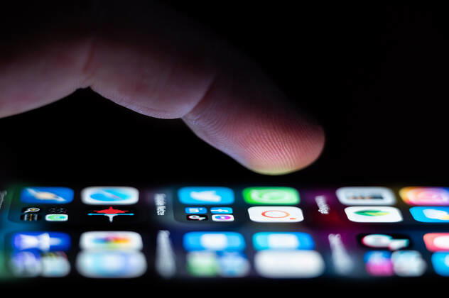 Ein Mann bedient ein iPhone SE auf dem zahlreiche Applikation Apps installiert sind. Rottweil Baden-Württemberg Deutschland