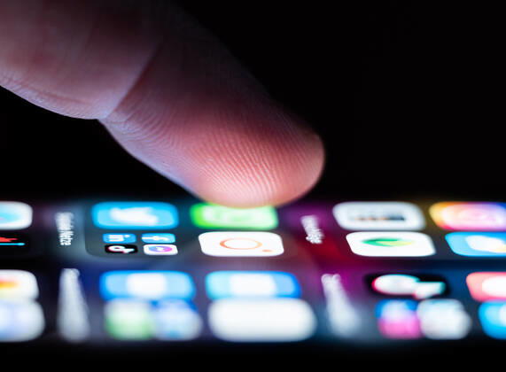 Ein Mann bedient ein iPhone SE auf dem zahlreiche Applikation Apps installiert sind. Rottweil Baden-Württemberg Deutschland