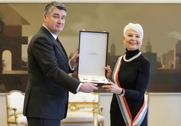 Kroatien, Jadranka Kosor erhält Orden und Auszeichnung von Zoran Milanovic in Zagreb Zoran Milanovic bestow the Grand Order of Queen Jelena with Sash and Star upon Jadranka Kosor Croatian President Zoran Milanovic bestow the Grand Order of Queen Jelena with Sash and Star upon Jadranka Kosor for extraordinary contributions to the international reputation and position of the Republic of Croatia and the development of relations between the Republic of Croatia and the Croatian people and other states and peoples at the Office of the President , in Zagreb, Croatia, on December 09, 2021. RobertxAnic PIXSELL