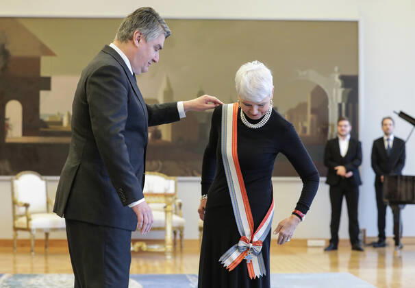 Kroatien, Jadranka Kosor erhält Orden und Auszeichnung von Zoran Milanovic in Zagreb Zoran Milanovic bestow the Grand Order of Queen Jelena with Sash and Star upon Jadranka Kosor Croatian President Zoran Milanovic bestow the Grand Order of Queen Jelena with Sash and Star upon Jadranka Kosor for extraordinary contributions to the international reputation and position of the Republic of Croatia and the development of relations between the Republic of Croatia and the Croatian people and other states and peoples at the Office of the President , in Zagreb, Croatia, on December 09, 2021. RobertxAnic PIXSELL