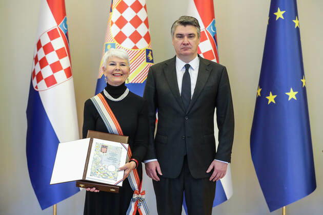 Kroatien, Jadranka Kosor erhält Orden und Auszeichnung von Zoran Milanovic in Zagreb Zoran Milanovic bestow the Grand Order of Queen Jelena with Sash and Star upon Jadranka Kosor Croatian President Zoran Milanovic bestow the Grand Order of Queen Jelena with Sash and Star upon Jadranka Kosor for extraordinary contributions to the international reputation and position of the Republic of Croatia and the development of relations between the Republic of Croatia and the Croatian people and other states and peoples at the Office of the President , in Zagreb, Croatia, on December 09, 2021. RobertxAnic PIXSELL