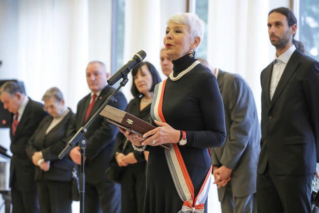 Kroatien, Jadranka Kosor erhält Orden und Auszeichnung von Zoran Milanovic in Zagreb Zoran Milanovic bestow the Grand Order of Queen Jelena with Sash and Star upon Jadranka Kosor Croatian President Zoran Milanovic bestow the Grand Order of Queen Jelena with Sash and Star upon Jadranka Kosor for extraordinary contributions to the international reputation and position of the Republic of Croatia and the development of relations between the Republic of Croatia and the Croatian people and other states and peoples at the Office of the President , in Zagreb, Croatia, on December 09, 2021. RobertxAnic PIXSELL