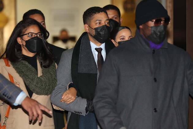 Bilder des Jahres 2021, Entertainment 12 Dezember Entertainment Themen der Woche KW49 Entertainment Bilder des Tages December 9, 2021: Jussie Smollett, middle, leaves the Leighton Criminal Court Building in Chicago after being found guilty on five of six charges in his criminal trial on Thursday, Dec. 9, 2021. - ZUMAm67_ 20211209_zaf_m67_033 Copyright: xTerrencexAntonioxJamesx