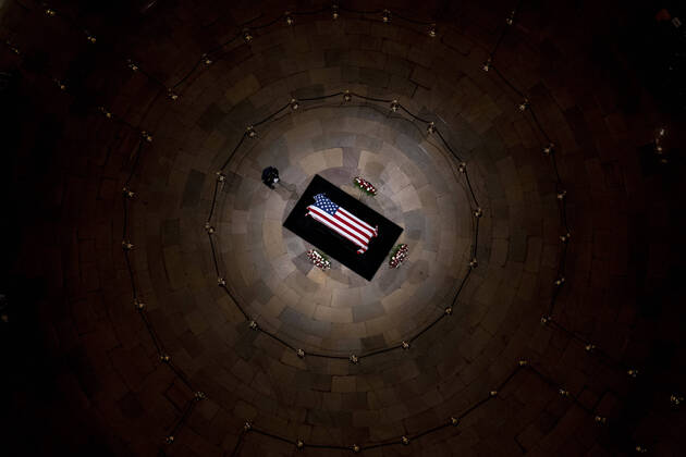 Bilder des Jahres 2021, News 12 Dezember News Themen der Woche KW49 News Bilder des Tages December 9, 2021, Washington, District of Columbia, USA: The casket of former United States Senator Bob Dole (Republican of Kansas) lies in state at the end of the viewing day in the Rotunda of the US Capitol in Washington, DC, Thursday, Dec. 9, 2021 Washington USA - ZUMAs152 20211209_zaa_s152_485 Copyright: xAndrewxHarnikx-xPoolxviaxCNPx