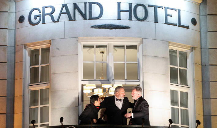OSLO, NORWAY – DECEMBER 10, 2021: Nobel Peace Prize winners, Filipino-American journalist, co-founder and CEO of Rappler Maria Ressa, Russian journalist, Novaya Gazeta newspaper editor-in-chief Dmitry Muratov, and World Food Programme Executive Director David Beasley (L-R) greet the participants in a torchlight parade in honour of the Nobel Peace Prize winners from a balcony of the Grand Hotel. The Norwegian Nobel Committee has decided to award the Nobel Peace Prize for 2021 to Filipino-American journalist, co-founder and CEO of Rappler Maria Ressa and Russian journalist, Novaya Gazeta editor-in-chief Dmitry Muratov in recognition of their efforts to safeguard freedom of expression, which is a precondition for democracy and lasting peace . TS11B695