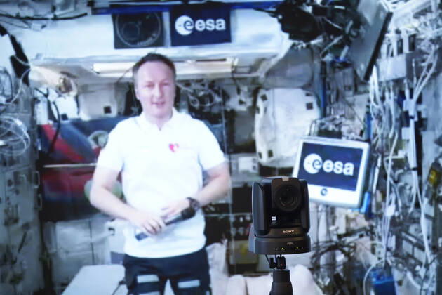 Live-Schalte zur Internationalen Raumstation ISS mit Astronaut Matthias Maurer und dem Bundespraesidenten Frank-Walter Steinmeier Aktuell, 11.12.2021, Berlin, ESA-Astronaut Matthias Maurer von der internationalen Raumstation ISS bei einer Live-Schalte ins Schloss Bellevue zum Bundespraesident sowie zugeschaltet Kindern der Stiftung KinderHerz aus Muenchen und Nohfelden im Saarland Berlin Berlin Deutschland
