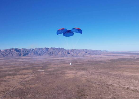 Bilder des Jahres 2021, News 12 Dezember News Themen der Woche KW49 News Bilder des Tages December 11, 2021 - Texas, USA - The NS-19 crew capsule with six astronauts on board during touchdown in the West Texas desert. today successfully completed the third human spaceflight, the first with six astronauts on board. The astronaut manifest included, stronaut Alan Shepard s daughter LAURA SHEPARD CHURCHLEY, TV host and former NFL football player MICHAEL STRAHAN, Investor EVAN DICK, Denver businessman, who s net worth is estimated at 1 billion DYLAN TAYLOR, the first parent-child duo to the edge of space CAMERON BESS, and LANE BESS. USA - ZUMAz03_ 20211211_ske_z03_815 Copyright: xBluexOriginx