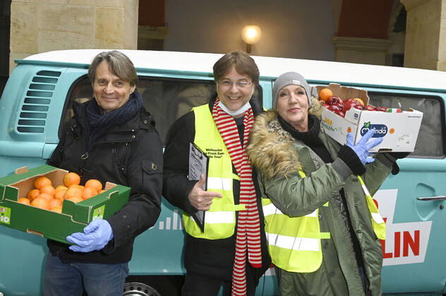 Bilder des Jahres 2021, Entertainment 12 Dezember Entertainment Themen der Woche KW50 Entertainment Bilder des Tages Wolfgang Bahro, Marcus Zander und Katy Karrenbauer verteilen Essen und Geschenke aus dem Food Truck an Obdachlose und Bedürftige. Berlin, 13.12.2021